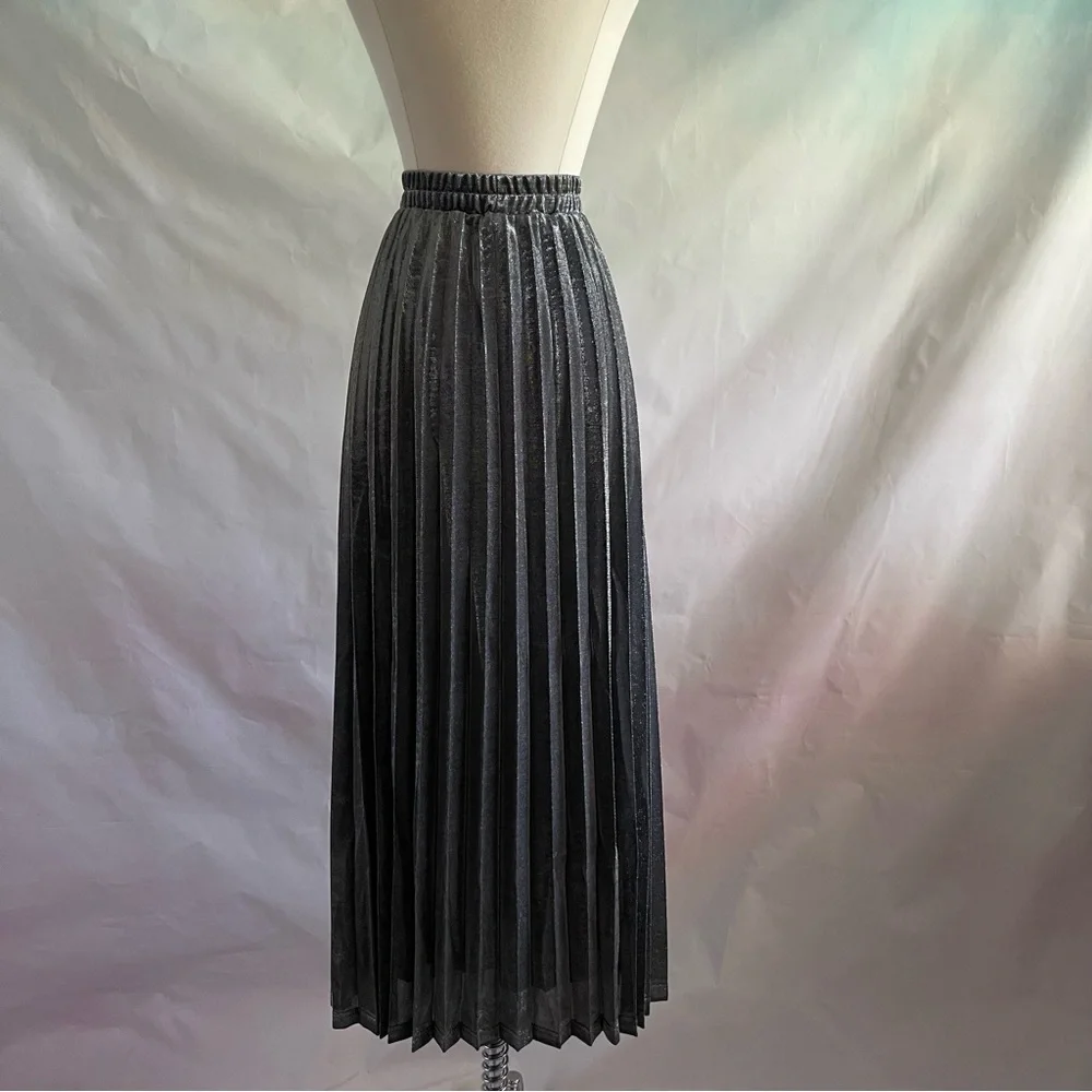 Black and Silver Pleated Skirt Size XXL - Picture 5 of 7